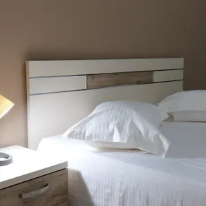 Hotel &, Saranda
